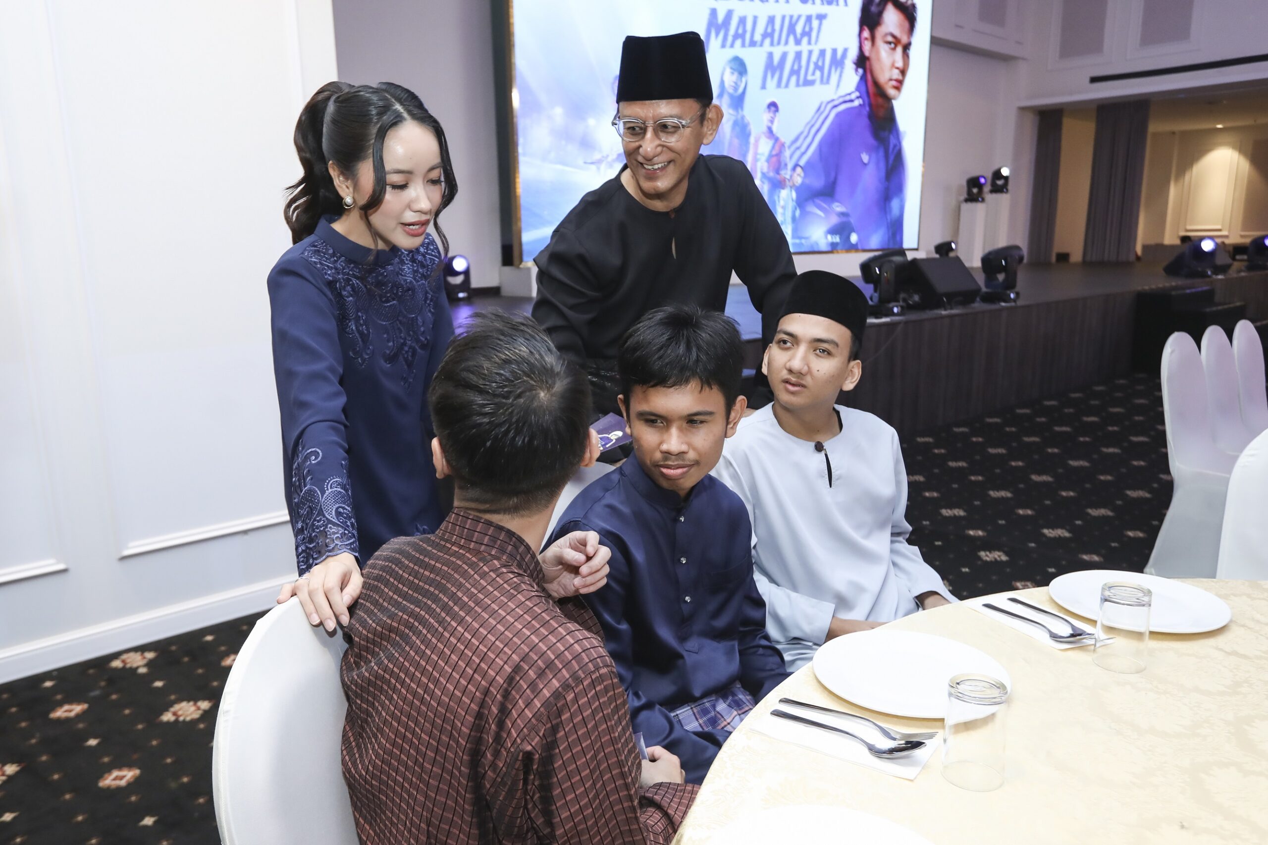 Mata Hati ‘Malaikat Malam’: Barisan Pelakon & Produksi Santuni 35 Komuniti Cacat Penglihatan Di Majlis Iftar
