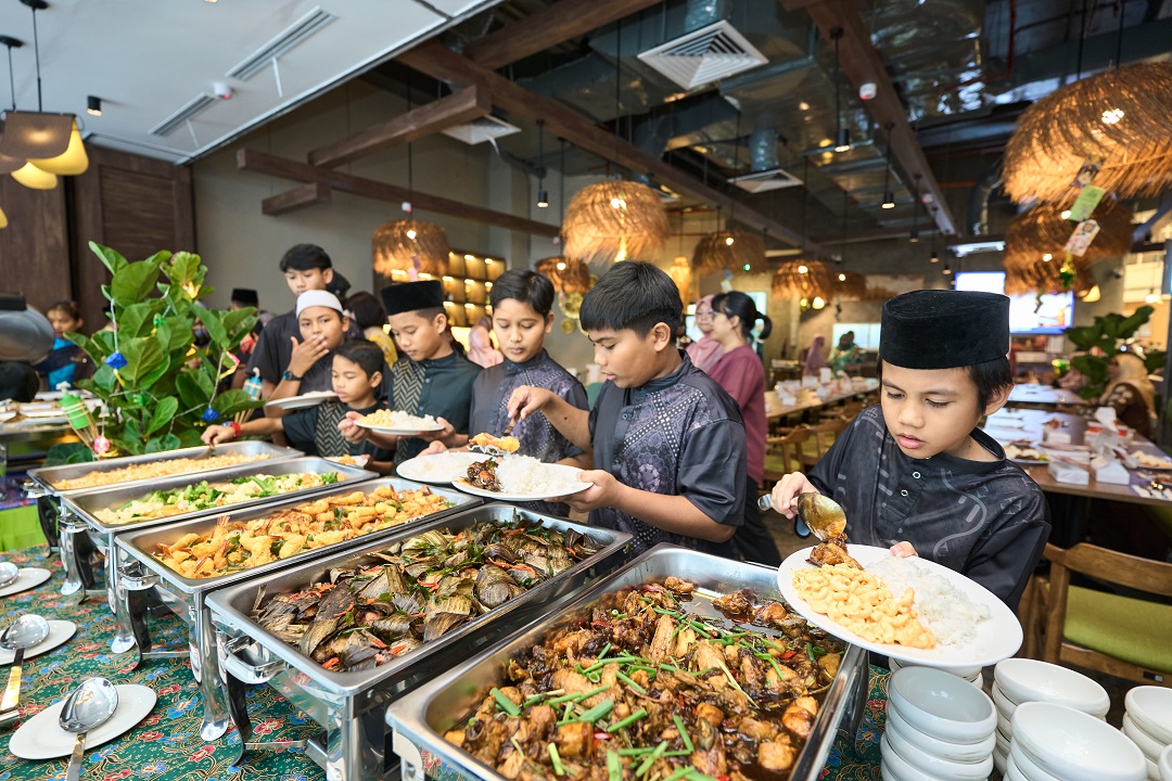 Alamanda Putrajaya Santuni Kanak-Kanak Amal Rukaiyah Menerusi Program Beli-Belah Raya