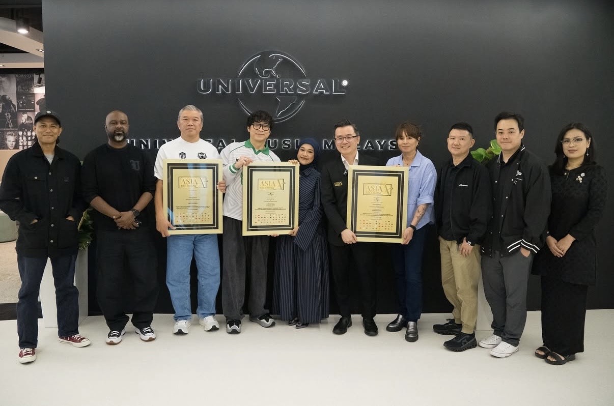 236 Juta Strim! Masing Masing Ernie Zakri & Ade Govinda Rangkul Pengiktirafan Asia Book of Records