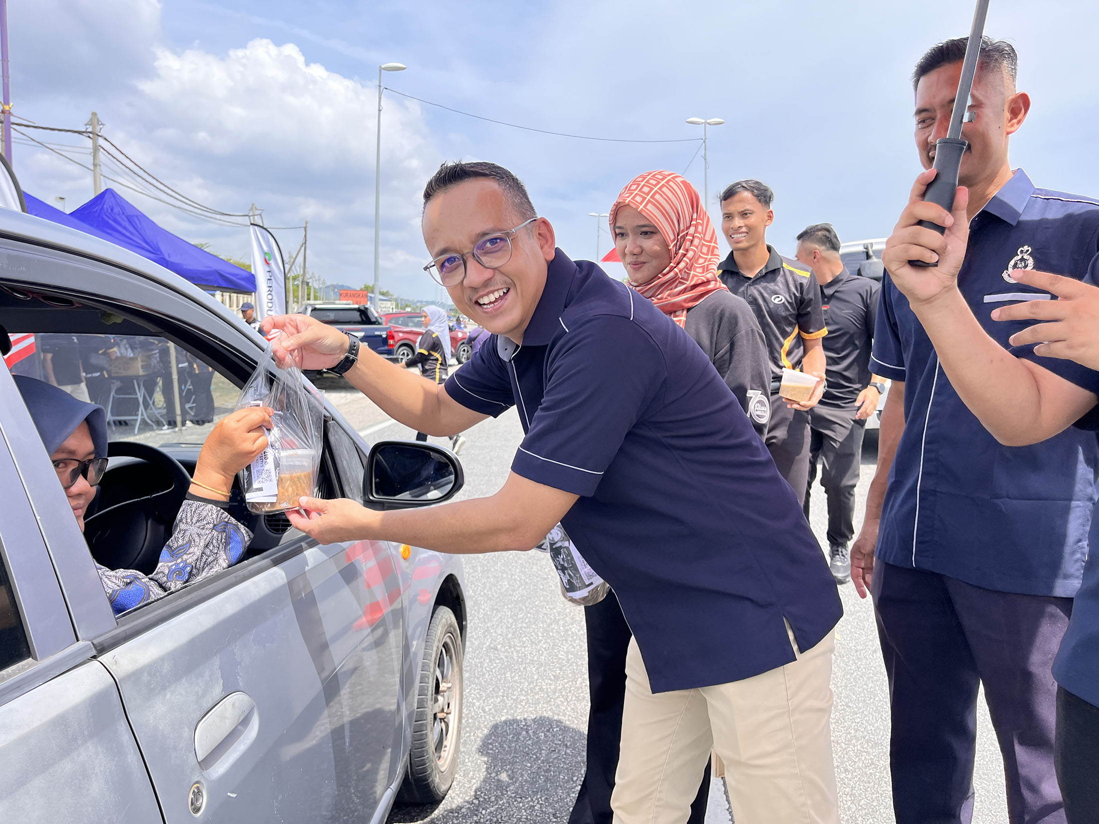 IPD Marang Santuni Pengguna Jalan Raya, Agih 3,800 Pek Bubur Lambuk Menerusi Jalinan Bersepadu