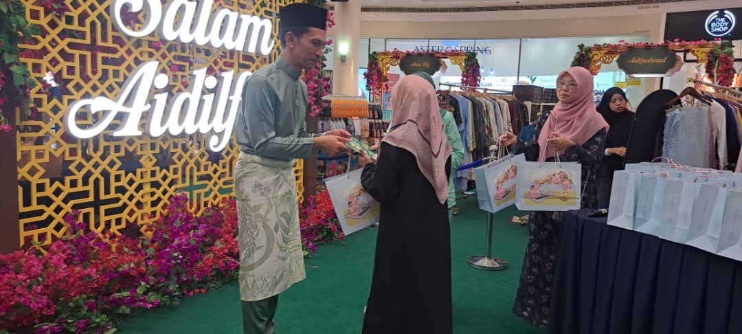 Boulevard Syawal: Alamanda Putrajaya Hidupkan Suasana Kampung Dalam Taman Bunga Kertas