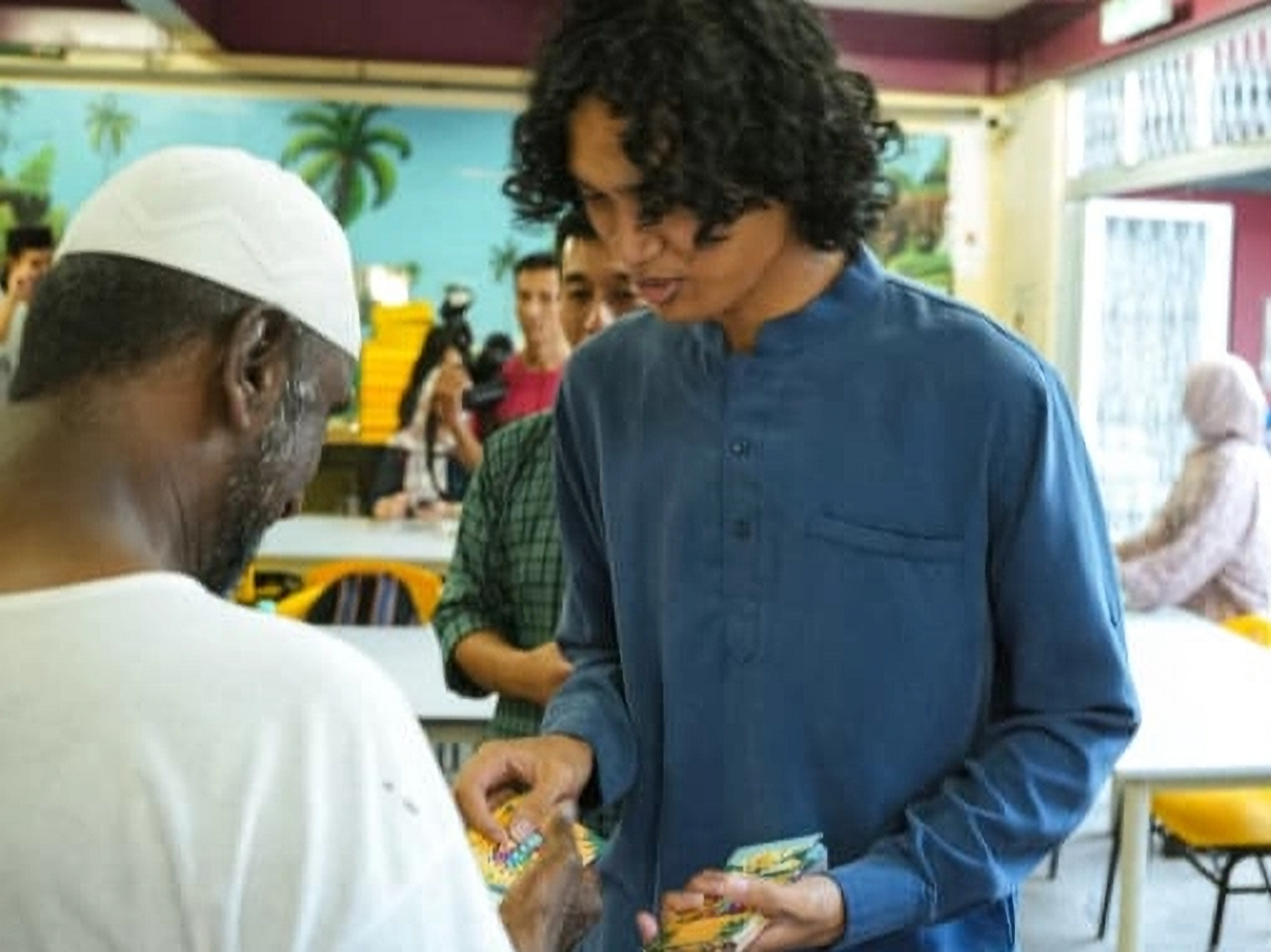 Artis Sony Music Turun Padang Santuni Gelandangan Dalam Program Agihan Makanan Ramadan