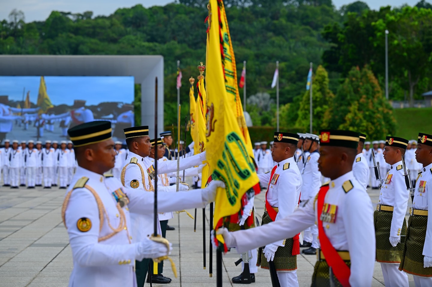 Yang di-Pertuan Agong Sultan Ibrahim berkenan memberi tabik hormat kepada perarakan panji-panji semasa Istiadat Perarakan Panji-panji Yang di-Pertuan Agong di Dataran Pahlawan, Presint 1, hari ini. Turut hadir Perdana Menteri Datuk Seri Anwar Ibrahim, Timbalan Perdana Menteri Datuk Seri Fadillah Yusof, Menteri Pertahanan Datuk Seri Mohamed Khaled Nordin.