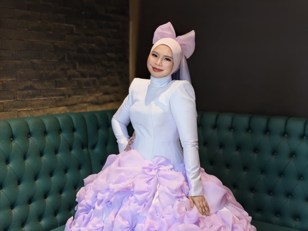 Dari Jarak Ke Kehilangan: Aina Abdul Rungkai Kesinambungan Emosi Menerusi ‘Berjauh-an’ Dan ‘Sadis’ Dari Jarak Ke Kehilangan: Aina Abdul Rungkai Kesinambungan Emosi Menerusi ‘Berjauh-an’ Dan ‘Sadis’