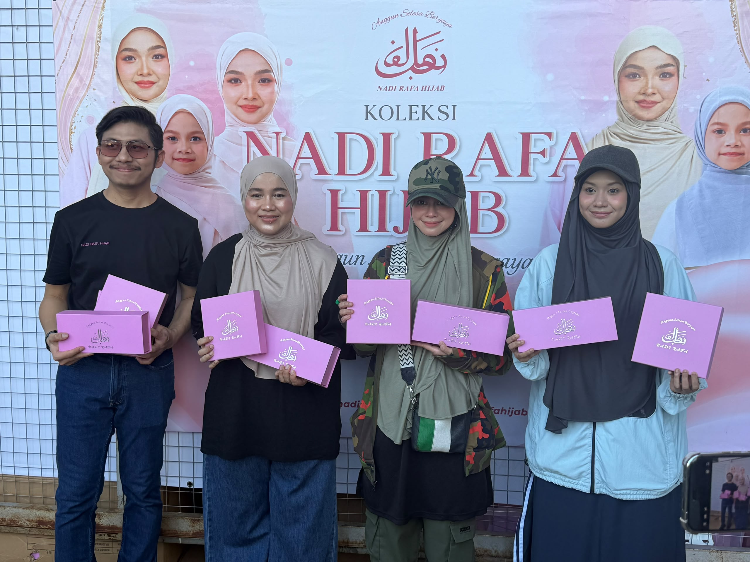 Sentuhan Fabrik Austria & Nostalgia Ibu-Anak: Heliza Helmi Kemudi Pra-Pelancaran Nadi Rafa Hijab