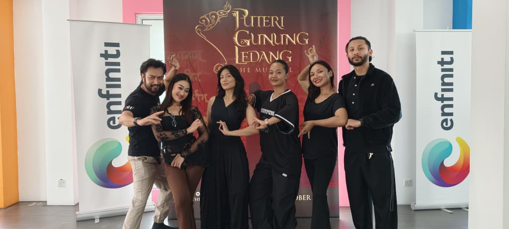 KUALA LUMPUR, 25 Ogos 2026 – Selepas dua dekad memukau jiwa peminat teater tempatan, naskhah legenda Puteri Gunung Ledang The Musical (PGL) membuktikan impaknya tidak pernah pudar apabila mencatatkan sejarah baharu dalam industri seni persembahan negara. Kesemua tiket bagi musim pementasan semula muzikal ikonik ini habis dijual dalam tempoh hanya dua jam selepas jualan dibuka kepada umum. Malah, sehingga jam 10.00 malam, dianggarkan lebih 22,000 peminat masih setia berada dalam barisan senarai menunggu secara dalam talian (online queue), sekali gus mencerminkan permintaan luar biasa yang jauh mengatasi kapasiti tempat duduk yang disediakan. Tiara Jacquelina Terharu, Sifatkan Petanda Positif Teater TempatanPengarah merangkap pencipta bersama produksi asal, Tiara Jacquelina meluahkan rasa terharu dan tidak menyangka karya yang dibangunkan 20 tahun lalu itu masih mendapat tempat yang begitu istimewa di hati rakyat Malaysia. "Sejujurnya, saya sendiri hampir kehilangan kata-kata melihat apa yang berlaku malam ini. Dua puluh tahun selepas kami pertama kali membawa Puteri Gunung Ledang ke pentas, mengetahui bahawa rakyat Malaysia masih menyimpan cerita ini begitu dekat di hati mereka—dan kini ada pula generasi baharu yang begitu teruja mahu mengenalinya—sangat menyentuh hati saya," luah Tiara. Tambah beliau, fenomena ini bukan sekadar kejayaan buat produksi PGL semata-mata, sebaliknya menjadi petanda positif bahawa audiens tempatan sentiasa dahagakan karya dan bakat seni berkualiti tinggi ciptaan anak bangsa. Beliau berharap kejayaan ini memberi keyakinan kepada pelbagai pihak untuk terus melabur dalam industri seni persembahan negara. Pentas Baharu Di JCPAC & Sentuhan Generasi BaharuPementasan PGL bagi musim 2026 bakal menemui penonton di rumah baharunya, iaitu Jeffrey Cheah Performing Arts Centre (JCPAC), Sunway Square bermula 31 Oktober hingga 15 November 2026. Menurut Tiara, kepulangan pementasan ini direalisasikan atas inisiatif Melissa Teoh yang menghubunginya, selain keyakinan pihak JCPAC yang percaya bahawa naskhah ini wajar dihidupkan semula untuk generasi baharu. Ketika ini, pasukan kreatif Enfiniti bersama barisan pelakon baharu sedang giat menjalani latihan padat. Tiara menegaskan bahawa kejayaan jualan tiket bukanlah garisan penamat, sebaliknya satu tanggungjawab besar buat pasukannya untuk mementaskan persembahan yang melangkaui jangkaan penonton. Ada Peluang PGL 'Jelajah' Negeri Lain?Mengenai nasib ribuan peminat yang kempunan dan gagal mendapatkan tiket, Tiara membuat permohonan maaf serta mendedahkan bahawa pihak produksi sudah mula menerima reaksi dan tawaran awal daripada pelbagai pihak. "Sudah ada beberapa pihak yang mendekati kami dan perbincangan awal mengenai kemungkinan membawa PGL melangkaui musim ini, termasuk minat dari beberapa negeri lain di Malaysia. Belum ada apa-apa yang dapat kami sahkan kerana fokus mutlak kami sekarang adalah latihan persembahan, tetapi selepas melihat sambutan ini, sudah tentu kami perlu melihat dengan serius apa lagi yang mungkin dapat dilakukan," katanya.