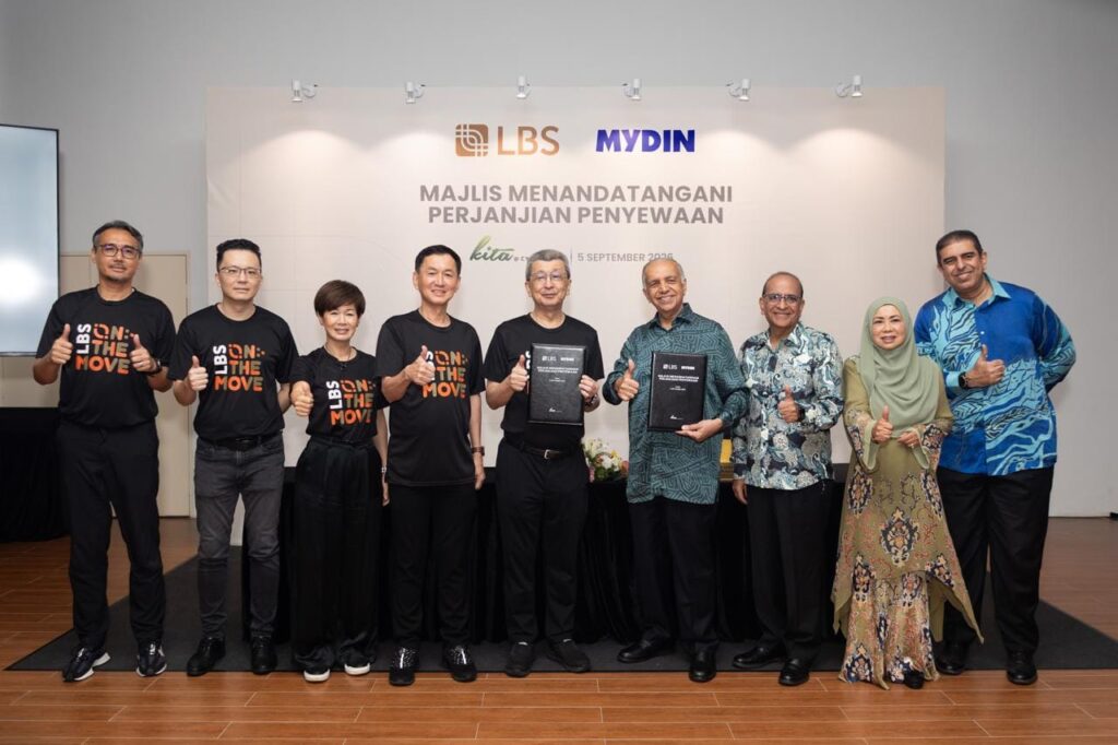 (Dari kiri ke kanan) Datuk Wira Lim Hock Guan, Pengarah Urusan Kumpulan dan Ketua Pegawai Eksekutif LBS; Tan Sri Dato’ Sri Ir. (Dr.) Lim Hock San, Pengerusi Eksekutif Kumpulan LBS; Datuk Wira (Dr.) Haji Ameer Ali Mydin, Pengarah Urusan MYDIN; dan Tuan Ahimmat Mydin, Pengarah Eksekutif MYDIN, di majlis pemeteraian Perjanjian Penyewaan antara LBS dan MYDIN di KITA @ Cybersouth, menandakan satu lagi pencapaian penting dalam pembangunan komersial bandar tersebut.