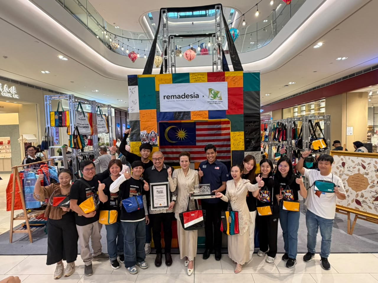 remadesia Catat Sejarah Dalam Malaysia Book of Records Melalui ‘Beg Tarpaulin Upcycle Terbesar’